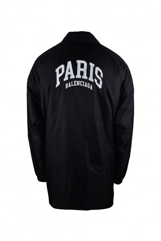 Chaqueta impermeable negra de Balenciaga.Logotipo blanco  Balenciaga Paris  en el pecho.Logotipo blanco en la espalda.Cierre con automáticos.Cuello con solapa.Mangas largas.Puños y bajo elásticos.Bolsillos laterales con automáticos.Confeccionado en poliéster y viscosa.Made in Italy.