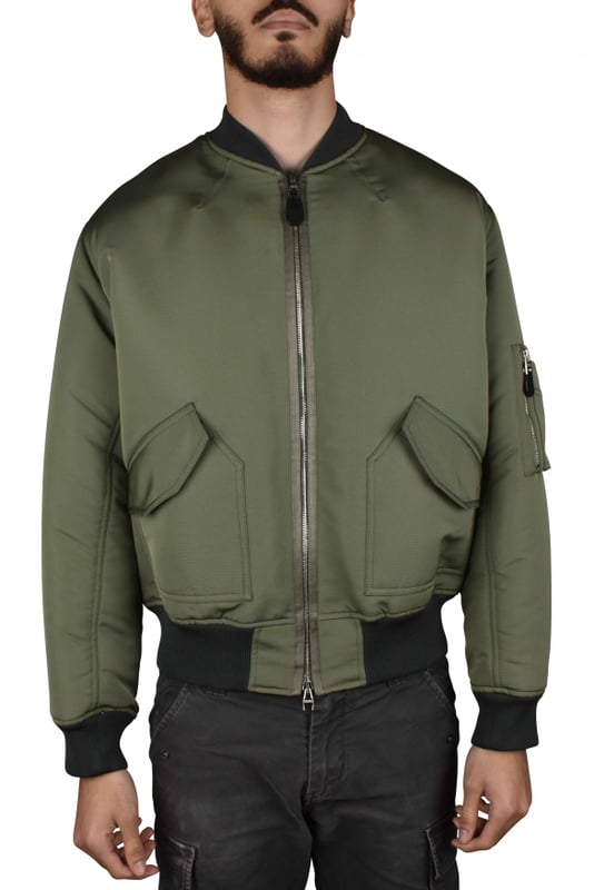 Chaqueta bomber Alexander McQueen de nailon caqui.Logotipo naranja en la espalda.Cierre de cremallera.Bolsillo con cremallera en la manga.Bolsillos laterales.Puños elásticos de canalé.Made in Italy.