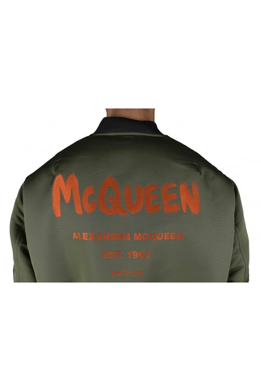 Chaqueta bomber Alexander McQueen de nailon caqui.Logotipo naranja en la espalda.Cierre de cremallera.Bolsillo con cremallera en la manga.Bolsillos laterales.Puños elásticos de canalé.Made in Italy.