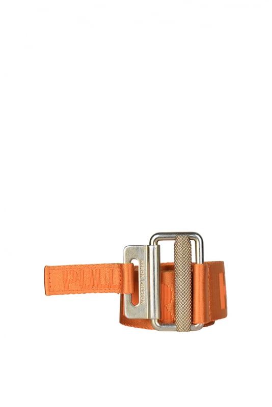 Cinturón de poliéster naranja Heron Preston.Letras HERON PRESTON en todo el cinturón.Cierre con hebilla de metal dorado.Etiqueta blanca  CTNMB .Lengüeta naranja con etiqueta  PULL .Made in Italy.
