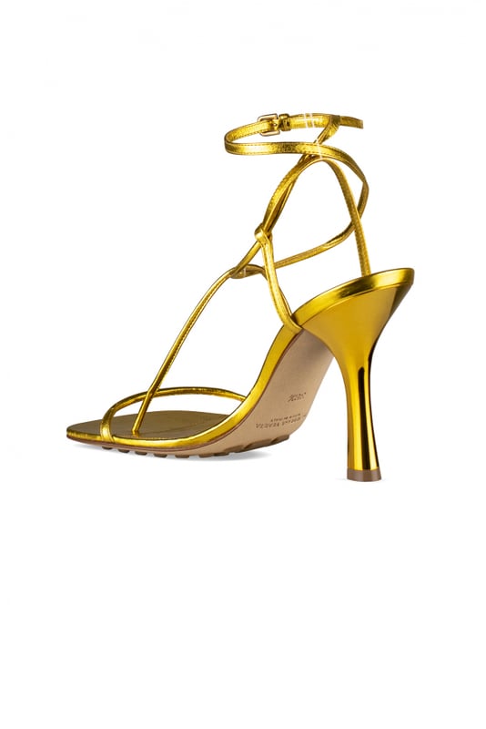 Sandalias de tiras Bottega Veneta en piel dorada.Cierre de hebilla en el tobillo.Diseño de tiras.Suela de goma texturizada.Altura del tacón: 10,5 cm100% piel.Made in Italy.