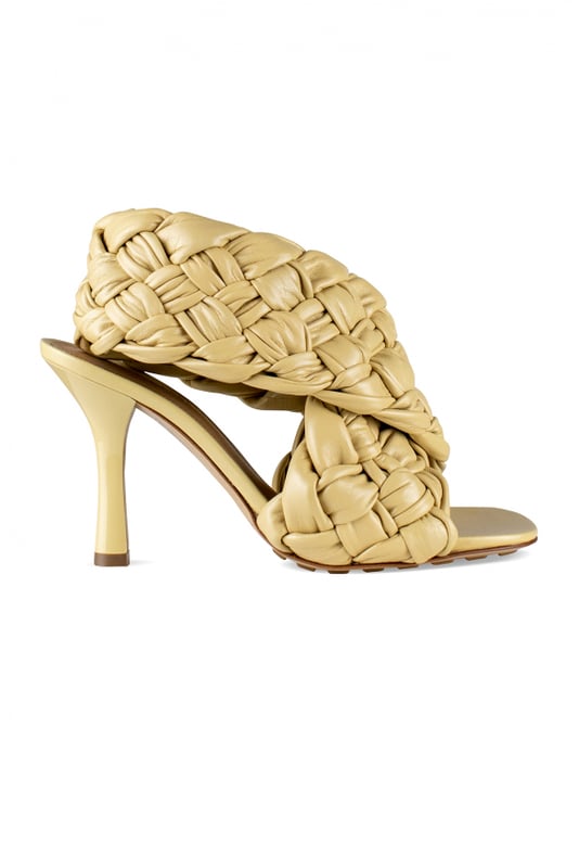 Sandalias Board Bottega Veneta en amarillo marfil.Tiras cruzadas de gran tamaño en la parte superior.Fabricadas en piel y diseñadas en estilo  Intrecciato .Modelo con puntera abierta.Altura del tacón: 9 cm.Punta cuadrada.100% piel.Made in Italy.