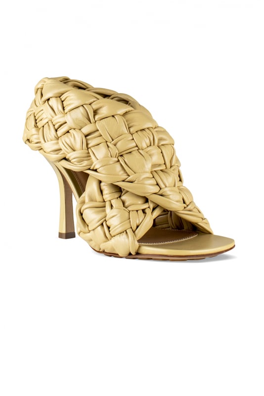 Sandalias Board Bottega Veneta en amarillo marfil.Tiras cruzadas de gran tamaño en la parte superior.Fabricadas en piel y diseñadas en estilo  Intrecciato .Modelo con puntera abierta.Altura del tacón: 9 cm.Punta cuadrada.100% piel.Made in Italy.