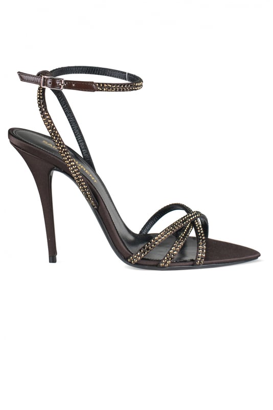 Ava Saint Laurent Sandalen in braunem Satin.Kristallverzierungen auf den Riemchen.Knöchelriemen mit Schnallenverschluss.Spitze in Mandelform.10,5 cm hoher Pfennigabsatz.Made in Italy.