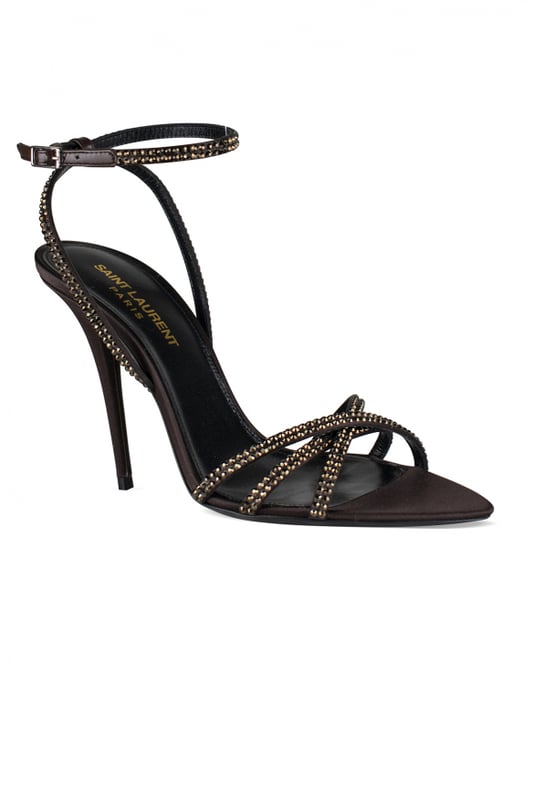 Ava Saint Laurent Sandalen in braunem Satin.Kristallverzierungen auf den Riemchen.Knöchelriemen mit Schnallenverschluss.Spitze in Mandelform.10,5 cm hoher Pfennigabsatz.Made in Italy.