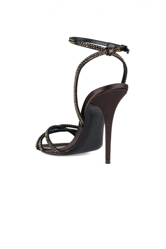 Ava Saint Laurent Sandalen in braunem Satin.Kristallverzierungen auf den Riemchen.Knöchelriemen mit Schnallenverschluss.Spitze in Mandelform.10,5 cm hoher Pfennigabsatz.Made in Italy.