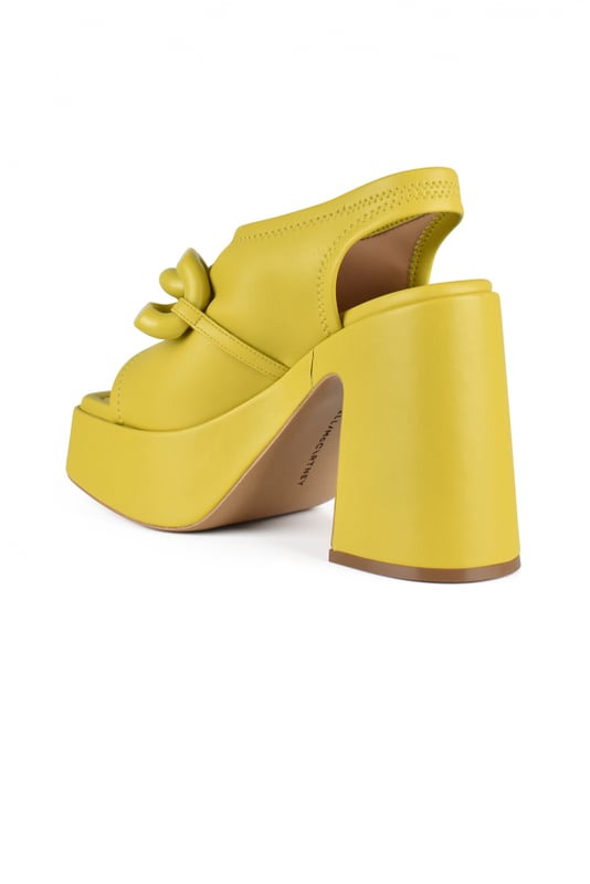 Stella McCartney gele Skyla sandalen met sleehak.Tonale dikke ketting aan de voorkant.Open teen.Platformzool.Hakhoogte: 11 cm.Made in Italy.
