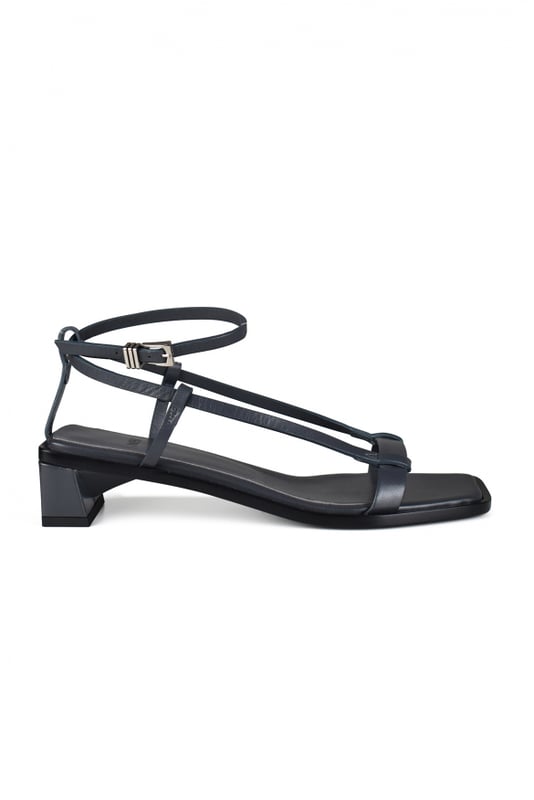 Sandalias Linea Anest Collective de piel lisa grise.Fina tira trasera cruzada en el tobillo con cierre plateado. Punta cuadrada.Tacón cuadrado de 3,5 cm.100% cuero.Made in Italy.
