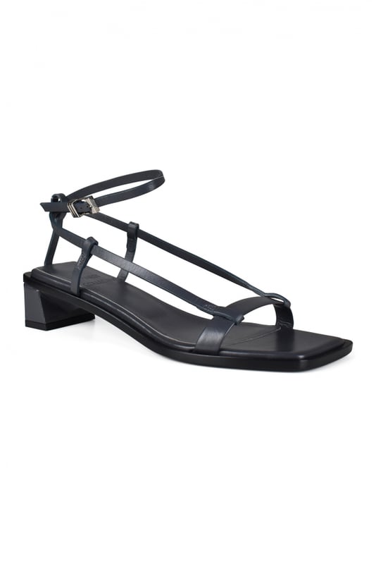 Sandalias Linea Anest Collective de piel lisa grise.Fina tira trasera cruzada en el tobillo con cierre plateado. Punta cuadrada.Tacón cuadrado de 3,5 cm.100% cuero.Made in Italy.