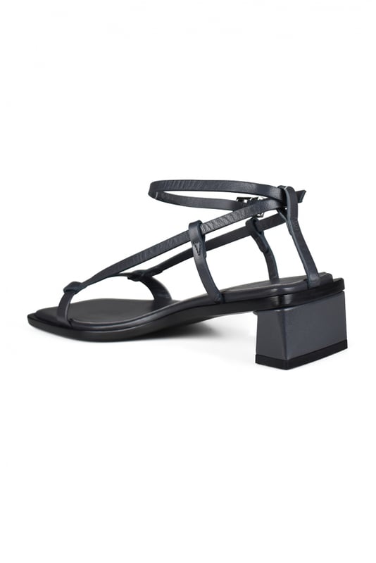 Sandalias Linea Anest Collective de piel lisa grise.Fina tira trasera cruzada en el tobillo con cierre plateado. Punta cuadrada.Tacón cuadrado de 3,5 cm.100% cuero.Made in Italy.
