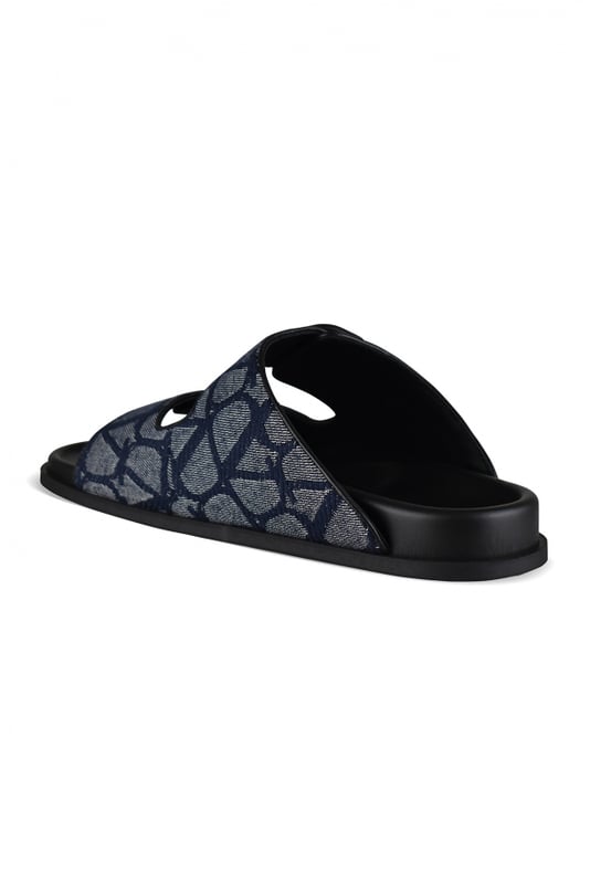 Sandalias Valentino de piel y lona azul marino.Lona iconográfica con logotipo monograma en contraste.Ribete con logo V en azul marino.Cierre delantero de velcro.Suela de goma.Made in Italy.