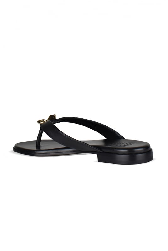 Sandalias Givenchy de piel negra.Detalle metálico dorado en la tira.Tira en la lengüeta.Made in Italy.
