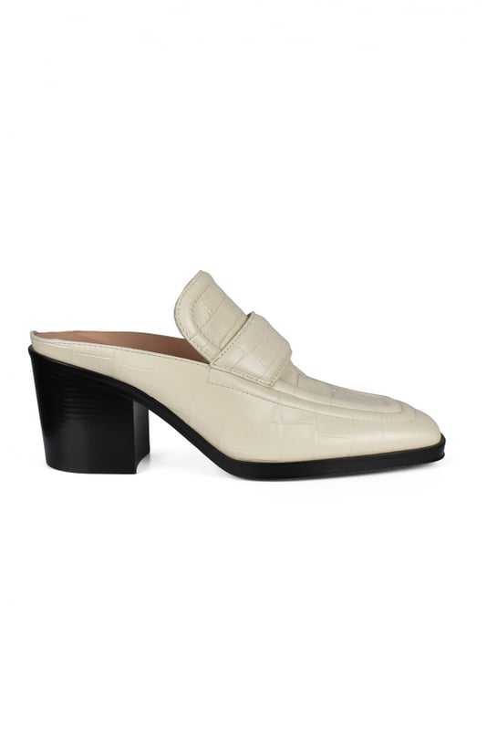 Mules Bottega Veneta de piel color hueso.Efecto cocodrilo.Punta cuadrada.Altura del tacón: 6,5 cm.Suela de cuero negro.Made in Italy.