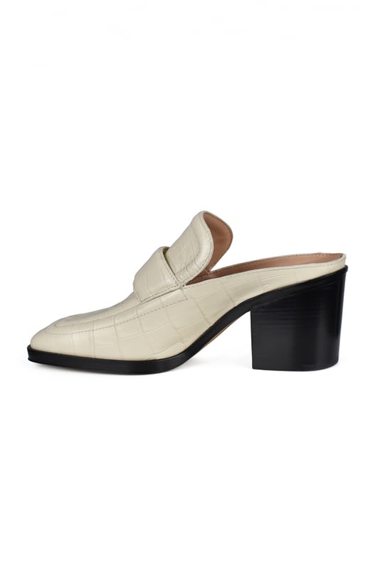 Mules Bottega Veneta de piel color hueso.Efecto cocodrilo.Punta cuadrada.Altura del tacón: 6,5 cm.Suela de cuero negro.Made in Italy.