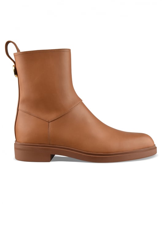 Botines Kilda de Loro Piana en piel camel.Detalle de metal dorado grabado en la parte trasera.Cierre con cremallera en el interior.Lengüeta de piel a juego con el empeine.Suela de goma tono sobre tono.100% piel de becerro encerada.Made in Italy.