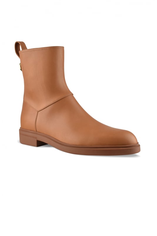 Botines Kilda de Loro Piana en piel camel.Detalle de metal dorado grabado en la parte trasera.Cierre con cremallera en el interior.Lengüeta de piel a juego con el empeine.Suela de goma tono sobre tono.100% piel de becerro encerada.Made in Italy.