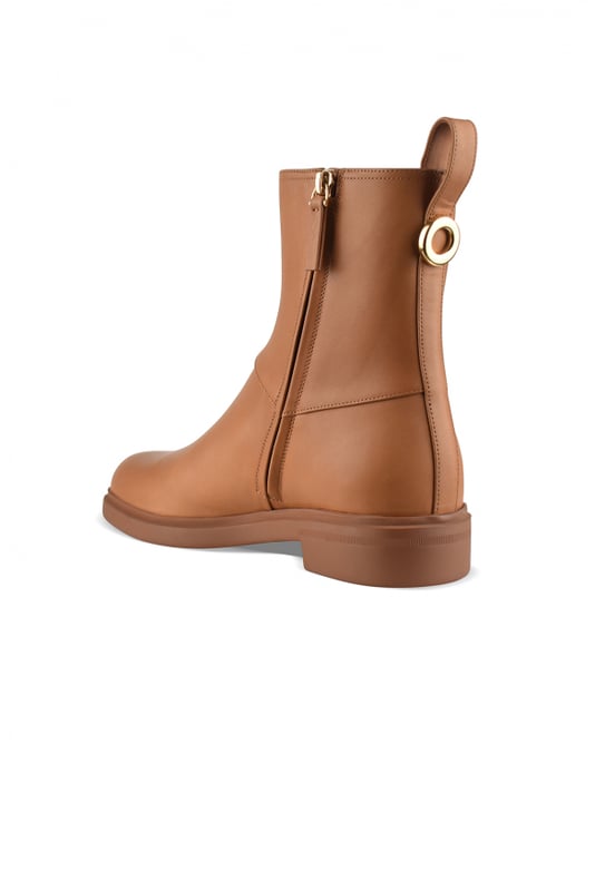 Botines Kilda de Loro Piana en piel camel.Detalle de metal dorado grabado en la parte trasera.Cierre con cremallera en el interior.Lengüeta de piel a juego con el empeine.Suela de goma tono sobre tono.100% piel de becerro encerada.Made in Italy.