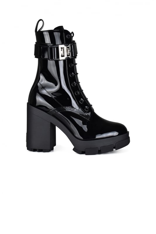 Botas Givenchy.En piel de becerro negra brillante.Cierre con cordones.Hebilla con logotipo metálico en el lateral.Lengüeta en la parte trasera.Altura del tacón: 11 cm.Suela gruesa de caucho negro.Punta redonda.Made in Italy.