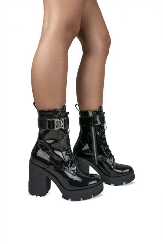 Botas Givenchy.En piel de becerro negra brillante.Cierre con cordones.Hebilla con logotipo metálico en el lateral.Lengüeta en la parte trasera.Altura del tacón: 11 cm.Suela gruesa de caucho negro.Punta redonda.Made in Italy.