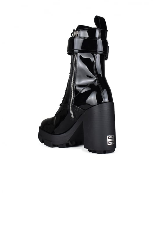 Botas Givenchy.En piel de becerro negra brillante.Cierre con cordones.Hebilla con logotipo metálico en el lateral.Lengüeta en la parte trasera.Altura del tacón: 11 cm.Suela gruesa de caucho negro.Punta redonda.Made in Italy.