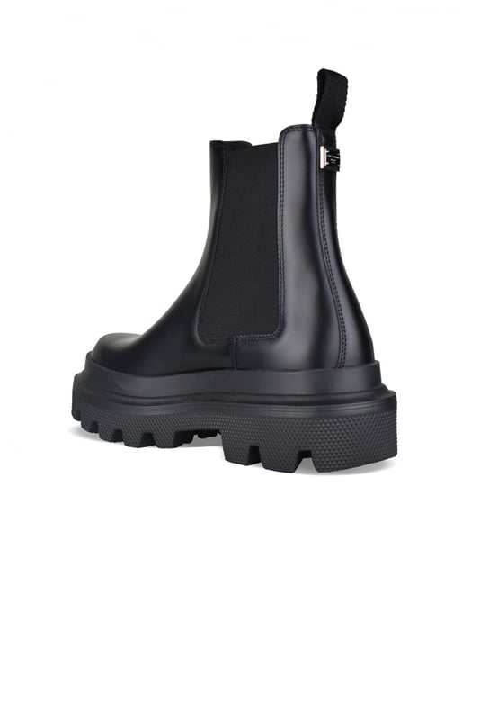 Dolce&Gabbana Botas Chelsea Negro Botas Chelsea Dolce & Gabbana en piel negra.Placa plateada con el logotipo de Dolce & Gabbana en la parte trasera de la bota.Inserciones laterales elásticas.Suela de goma con logotipo.100% piel.Made in Italy.