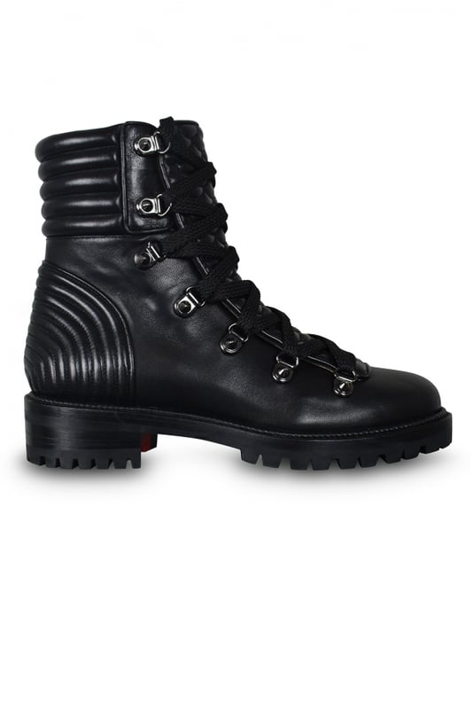 Bota Mad Louboutin en piel negra.Detalles de costuras en líneas modernas y armoniosas en la parte trasera del zapato.Lengüeta con detalles de pespuntes efecto acolchado.Cierre de cordones unido a ojales de metal.Tacón pequeño con una altura de 3,5 cm.Suela ligeramente dentada.Made in Italy.