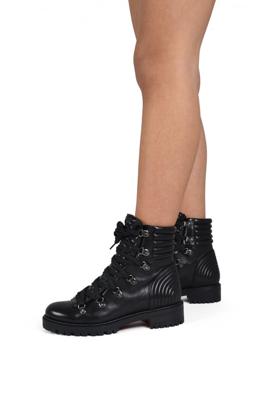 Bota Mad Louboutin en piel negra.Detalles de costuras en líneas modernas y armoniosas en la parte trasera del zapato.Lengüeta con detalles de pespuntes efecto acolchado.Cierre de cordones unido a ojales de metal.Tacón pequeño con una altura de 3,5 cm.Suela ligeramente dentada.Made in Italy.