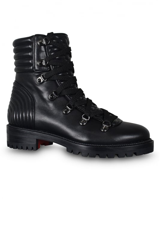 Bota Mad Louboutin en piel negra.Detalles de costuras en líneas modernas y armoniosas en la parte trasera del zapato.Lengüeta con detalles de pespuntes efecto acolchado.Cierre de cordones unido a ojales de metal.Tacón pequeño con una altura de 3,5 cm.Suela ligeramente dentada.Made in Italy.