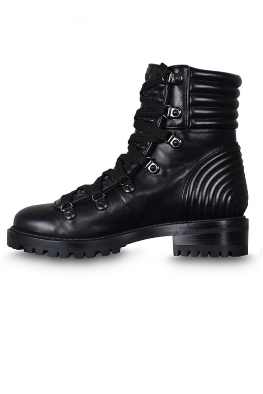 Bota Mad Louboutin en piel negra.Detalles de costuras en líneas modernas y armoniosas en la parte trasera del zapato.Lengüeta con detalles de pespuntes efecto acolchado.Cierre de cordones unido a ojales de metal.Tacón pequeño con una altura de 3,5 cm.Suela ligeramente dentada.Made in Italy.