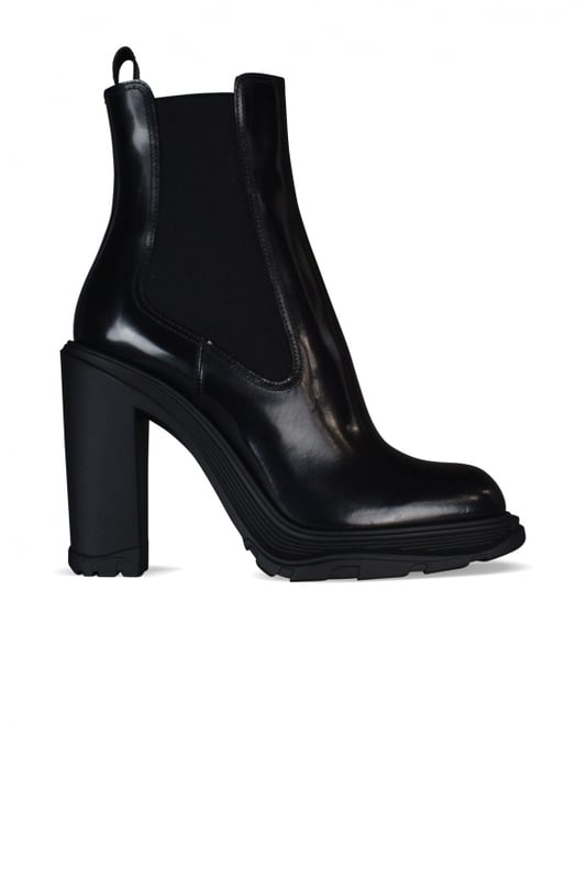 Botas de tobillo Alexander McQueen Tread Chelsea con tacón.Cuero negro brillante.Elástico en el lateral.Lengüeta en la parte trasera.Altura del tacón: 11 cm.Suela de goma gruesa negra.Punta redonda.Made in Italy.