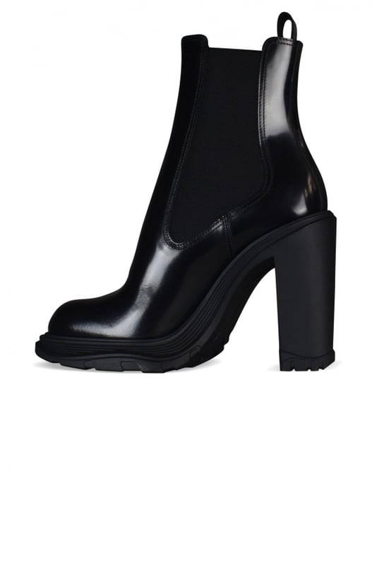 Botas de tobillo Alexander McQueen Tread Chelsea con tacón.Cuero negro brillante.Elástico en el lateral.Lengüeta en la parte trasera.Altura del tacón: 11 cm.Suela de goma gruesa negra.Punta redonda.Made in Italy.