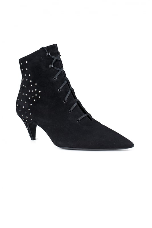 Botines Saint Laurent Kiki 45 de ante negro.Cierre delantero con cordones.Detalles de micro tachuelas en la parte trasera.Tacón de 4,5 cm.Suela y forro de piel.Puntera en punta.Made in Italy.
