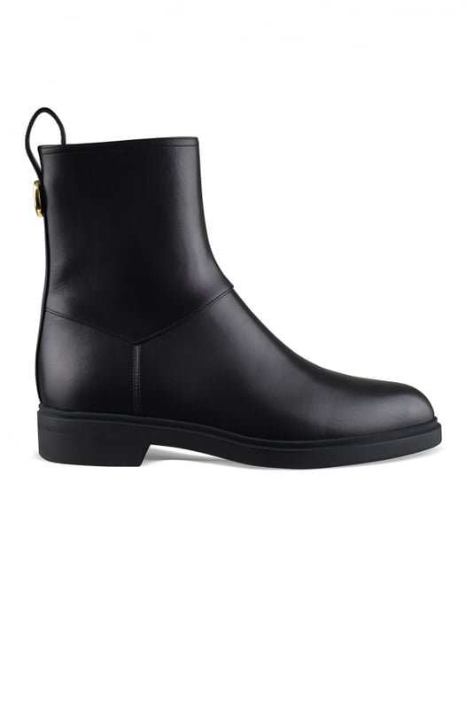 Botines Kilda de Loro Piana en piel negra.Detalle de metal dorado grabado en la parte trasera.Cierre con cremallera en el interior.Lengüeta de piel a juego con el empeine.Suela de goma tono sobre tono.100% piel de becerro encerada.Made in Italy.