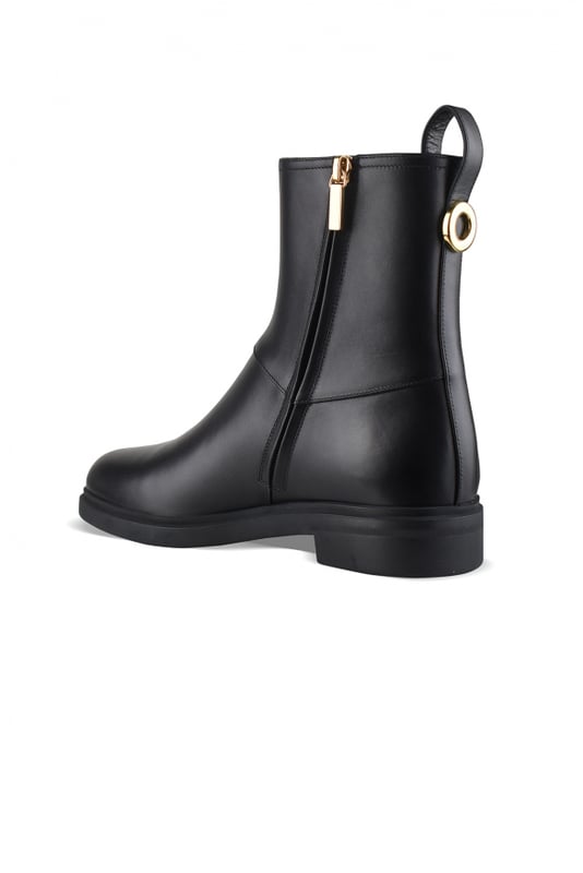 Botines Kilda de Loro Piana en piel negra.Detalle de metal dorado grabado en la parte trasera.Cierre con cremallera en el interior.Lengüeta de piel a juego con el empeine.Suela de goma tono sobre tono.100% piel de becerro encerada.Made in Italy.