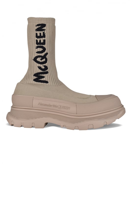 Botas Alexander McQueen Tread Slick Graffiti.Tejido de punto acanalado beige.Logotipo negro en contraste.Puntera redonda con inserción de goma beige.Suela de goma beige sobredimensionada con el logotipo de la firma.Made in Italy.