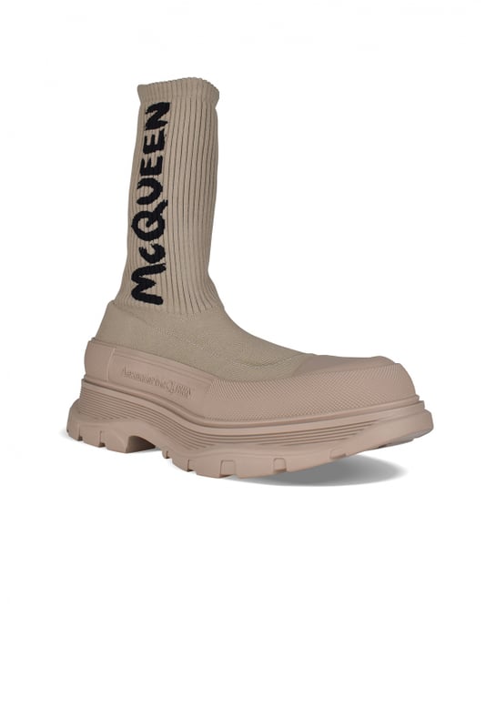Botas Alexander McQueen Tread Slick Graffiti.Tejido de punto acanalado beige.Logotipo negro en contraste.Puntera redonda con inserción de goma beige.Suela de goma beige sobredimensionada con el logotipo de la firma.Made in Italy.