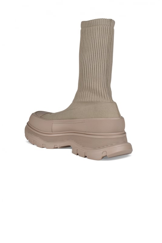 Botas Alexander McQueen Tread Slick Graffiti.Tejido de punto acanalado beige.Logotipo negro en contraste.Puntera redonda con inserción de goma beige.Suela de goma beige sobredimensionada con el logotipo de la firma.Made in Italy.