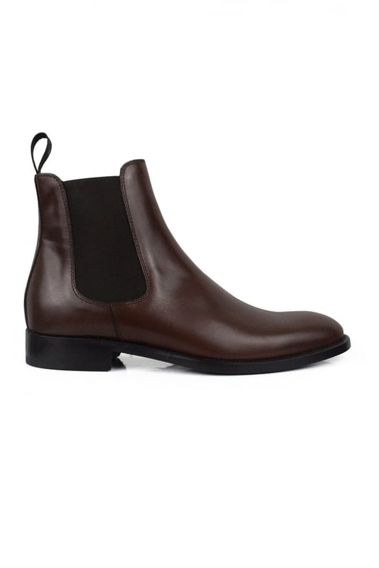 Bruine leren laarzen van kalfsleer.Hak 2 cm.Leren zool.Handgemaakte schoenen.Made in Italy.