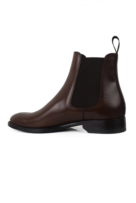 Bruine leren laarzen van kalfsleer.Hak 2 cm.Leren zool.Handgemaakte schoenen.Made in Italy.
