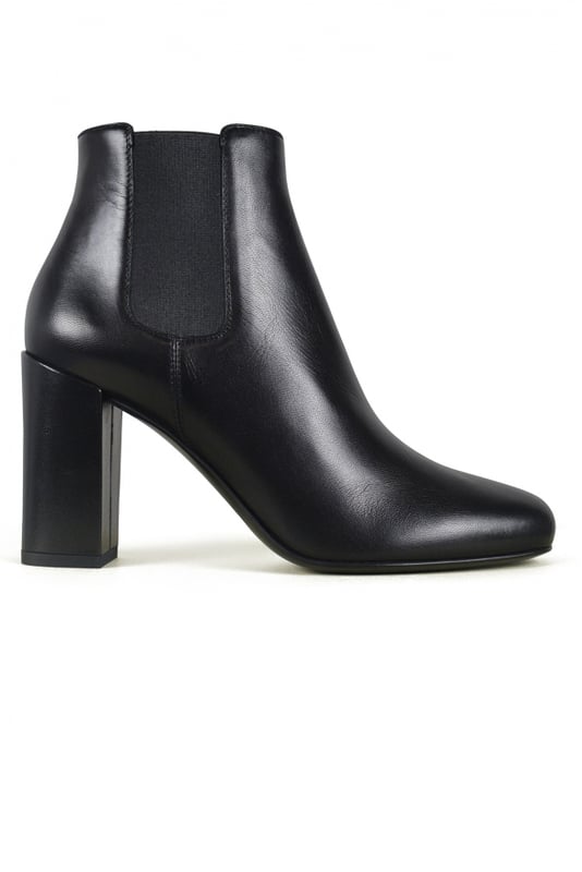 Saint Laurent Babies 90 Chelsea-Stiefel aus schwarzem Leder mit seitlichen Gummibändern.Absatzhöhe 9 cm. Ledersohle. Made in Italy.