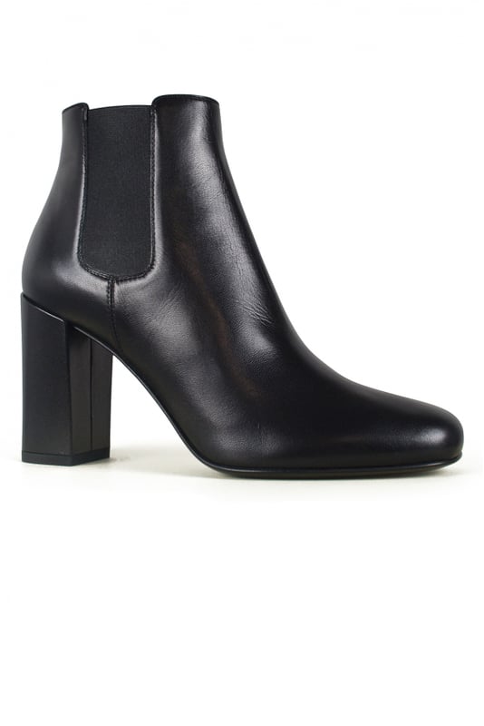 Saint Laurent Babies 90 Chelsea-Stiefel aus schwarzem Leder mit seitlichen Gummibändern.Absatzhöhe 9 cm. Ledersohle. Made in Italy.
