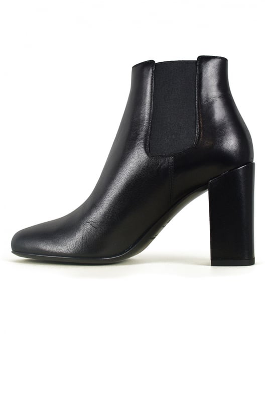 Saint Laurent Babies 90 Chelsea-Stiefel aus schwarzem Leder mit seitlichen Gummibändern.Absatzhöhe 9 cm. Ledersohle. Made in Italy.