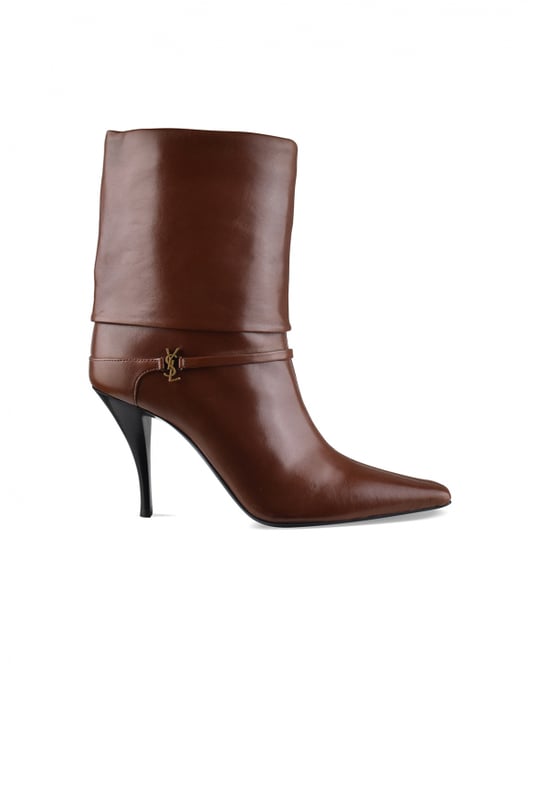 Botines Niki Saint Laurent de piel lisa marrón.Parte superior doblada.Correa con logotipo de metal dorado en el exterior.Tacón de aguja de 9 cm.Puntera en punta.100% piel de cordero.Made in Italy.