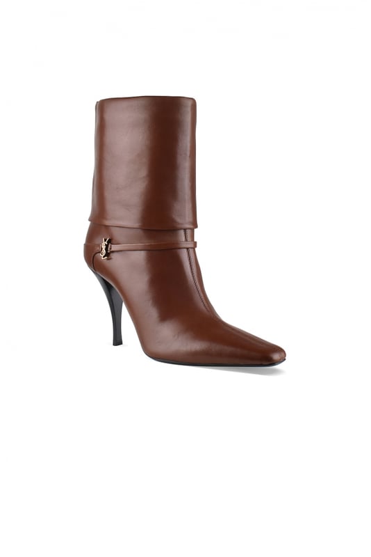 Botines Niki Saint Laurent de piel lisa marrón.Parte superior doblada.Correa con logotipo de metal dorado en el exterior.Tacón de aguja de 9 cm.Puntera en punta.100% piel de cordero.Made in Italy.