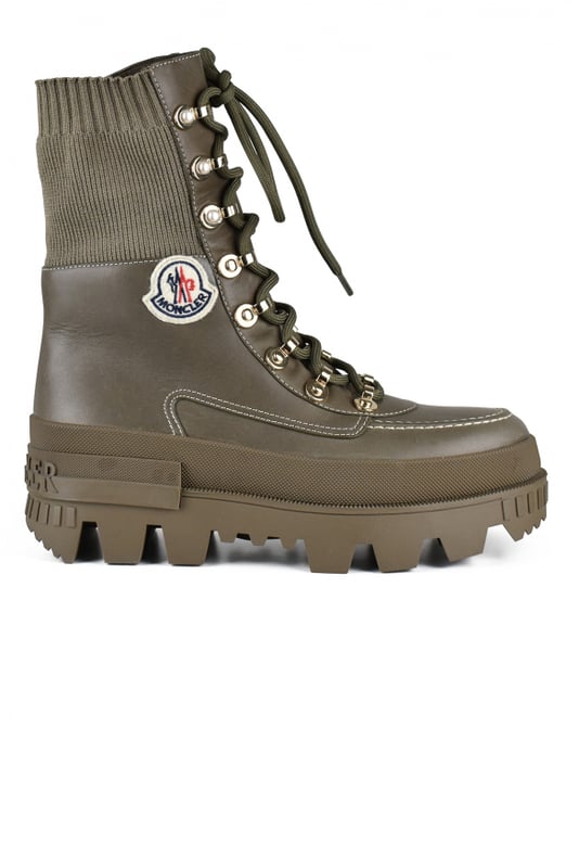 Kaki leren Moncler-laarzen.Vetersluiting.Geribbeld mesh-juk.Logopatch op de zichtbare kant.Wit stiksel.Rubberen zool met logo aan de achterkant.Gemaakt in Italië.