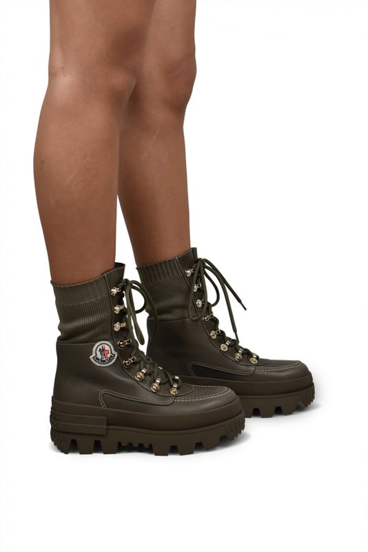 Kaki leren Moncler-laarzen.Vetersluiting.Geribbeld mesh-juk.Logopatch op de zichtbare kant.Wit stiksel.Rubberen zool met logo aan de achterkant.Gemaakt in Italië.