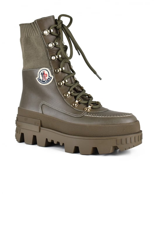 Kaki leren Moncler-laarzen.Vetersluiting.Geribbeld mesh-juk.Logopatch op de zichtbare kant.Wit stiksel.Rubberen zool met logo aan de achterkant.Gemaakt in Italië.