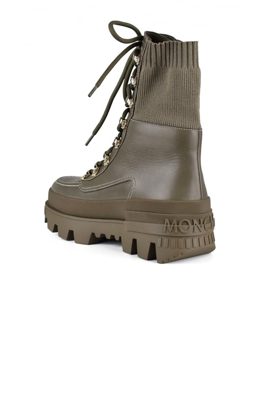 Kaki leren Moncler-laarzen.Vetersluiting.Geribbeld mesh-juk.Logopatch op de zichtbare kant.Wit stiksel.Rubberen zool met logo aan de achterkant.Gemaakt in Italië.