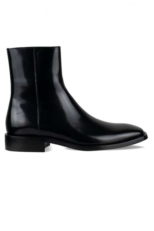 Botines Balenciaga de charol negro.Punta cuadrada.Talla estampada en la suela trasera.Tacón grueso.Cierre de cremallera lateral.Made in Italy.