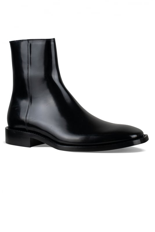 Botines Balenciaga de charol negro.Punta cuadrada.Talla estampada en la suela trasera.Tacón grueso.Cierre de cremallera lateral.Made in Italy.